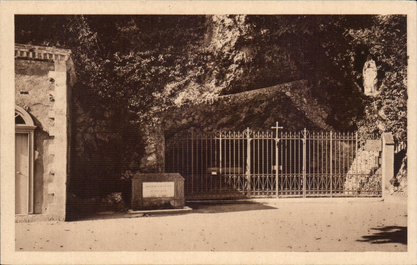 CPA Abbaye de Nd d'Aiguebelle par Grignan La grotte