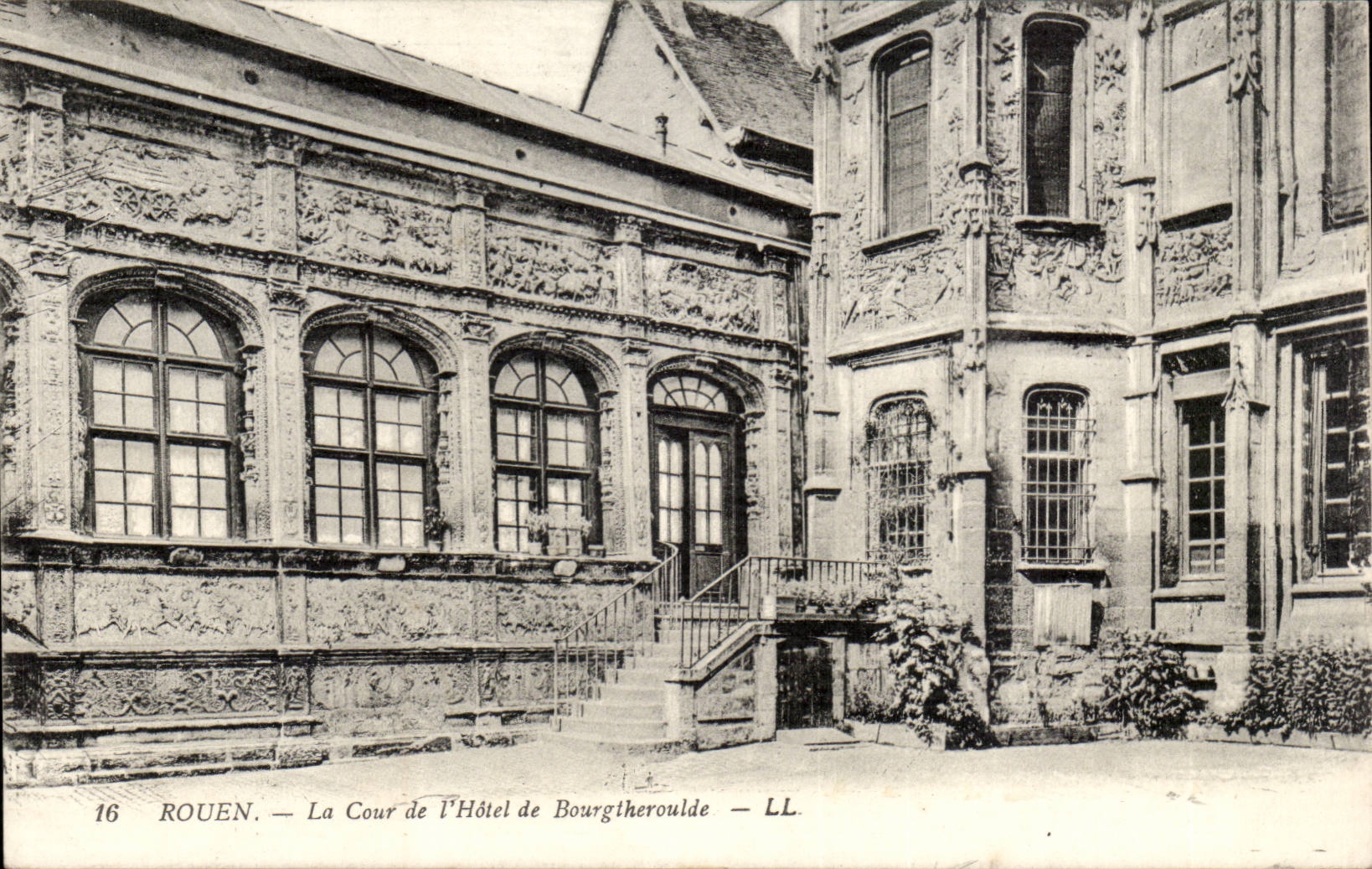 Rouen CPA La cour de l'hotel de Bourgtheroulde