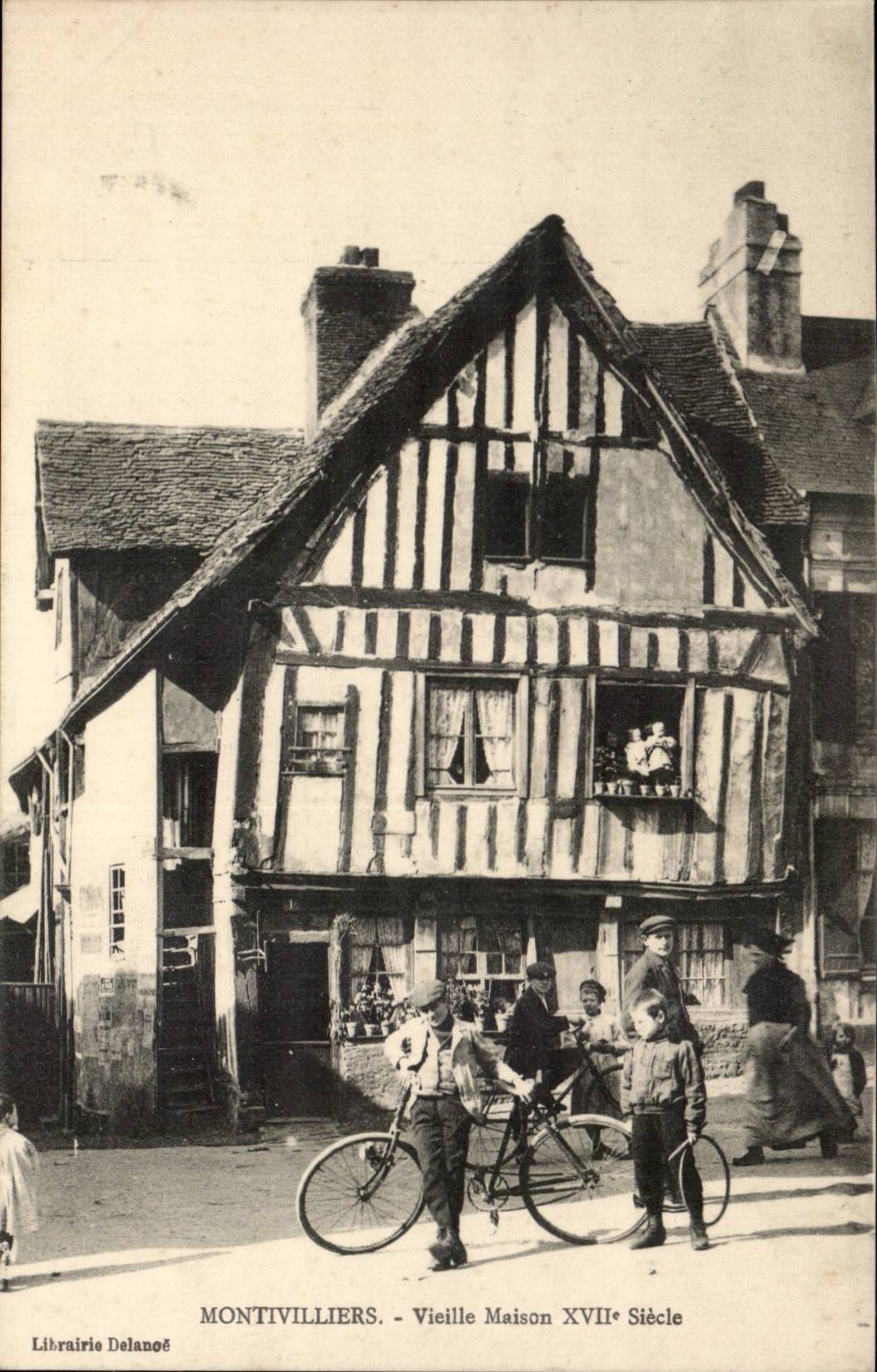 Montivilliers CPA Vieille maison 17eme (velo)