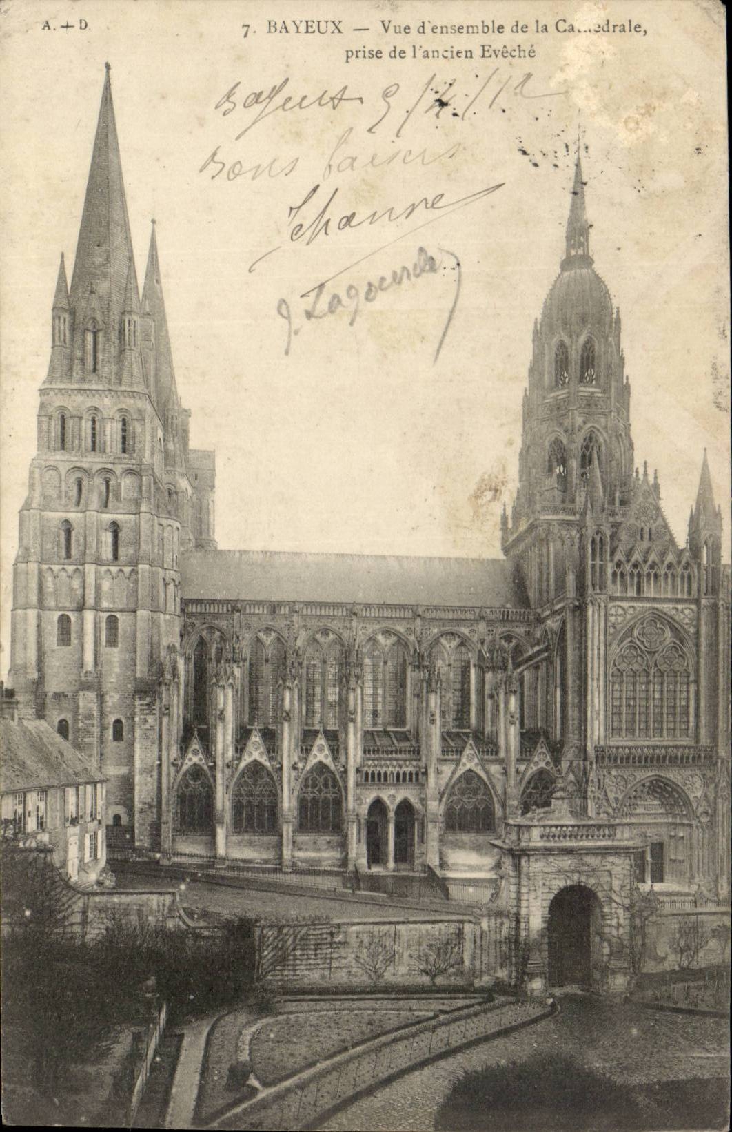 Bayeux CPA Vue d'ensemble de la cathedrale prise de l'ancien eveche