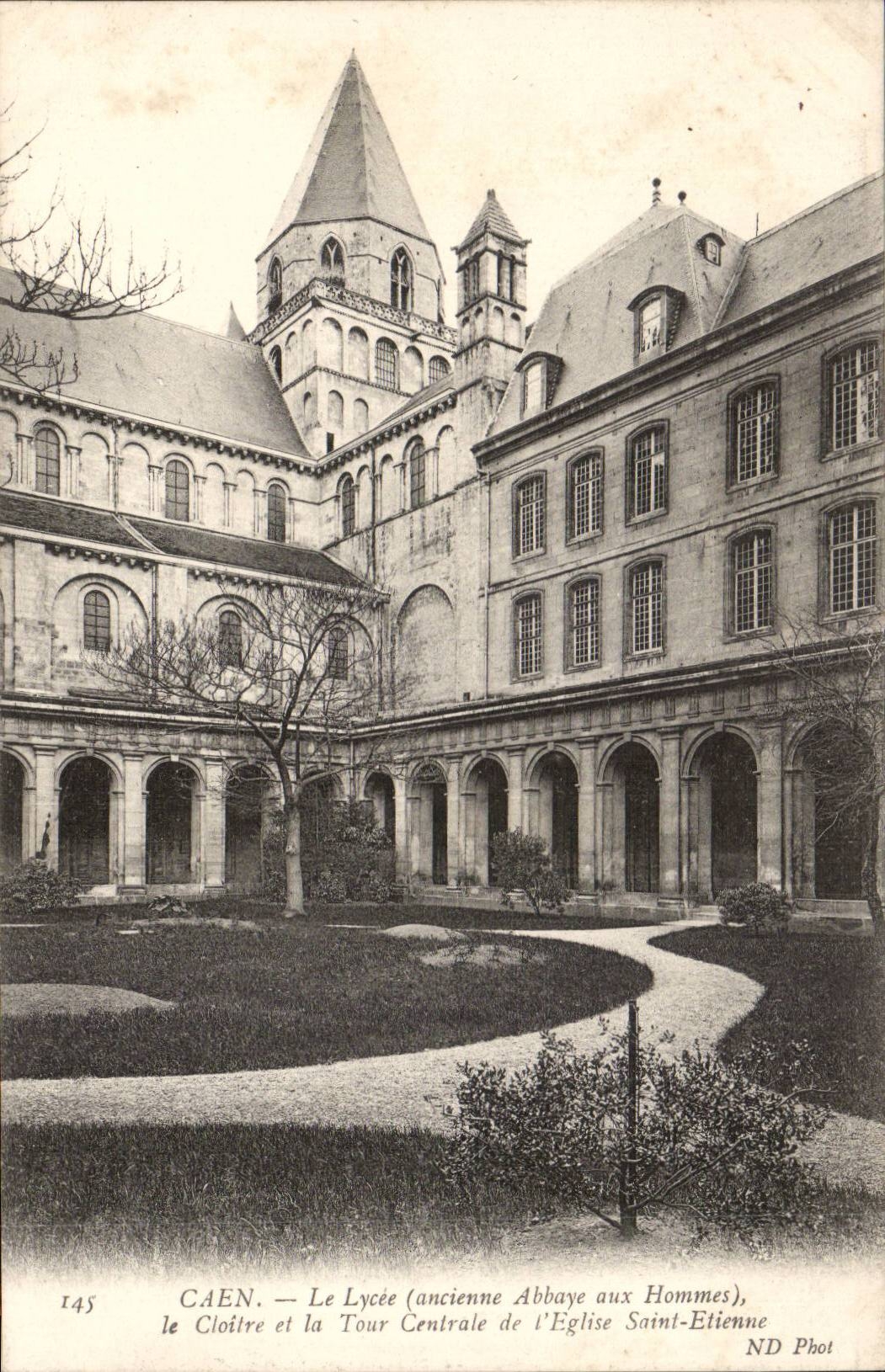 Caen CPA Le lycee (ancienne abbaye aux hommes) Le clootre et la tour centrale de l'eglise Saint Etienne