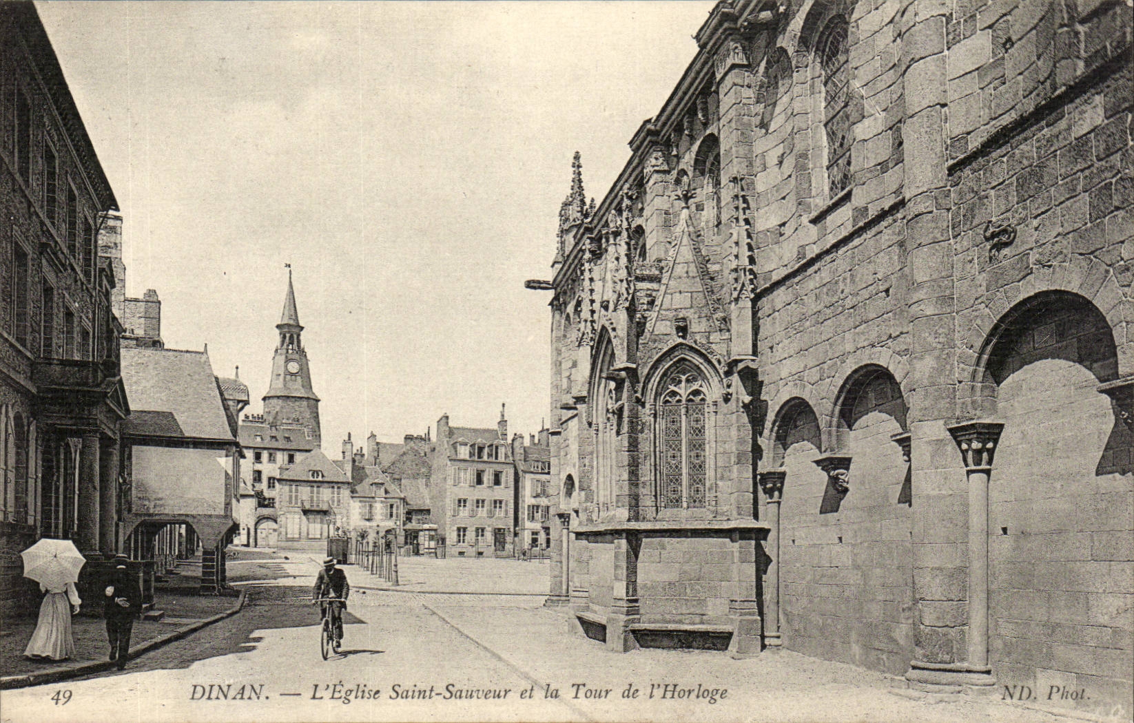 Dinan CPA L'eglise Saint Sauveur et la tour de l'horloge