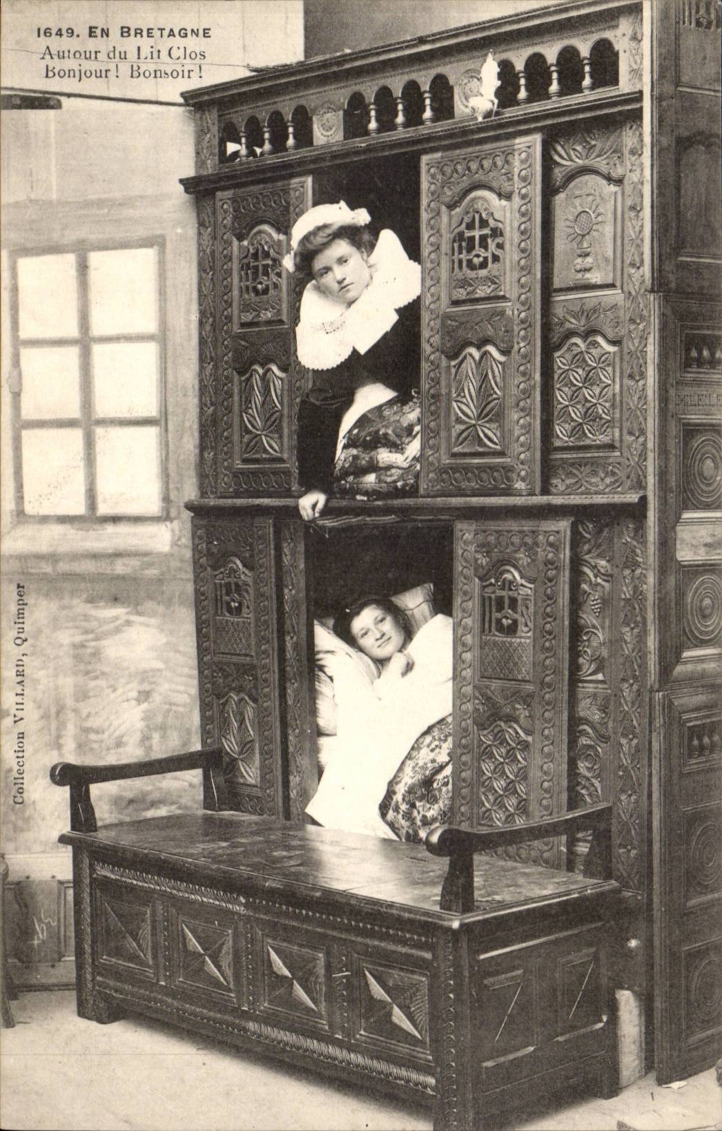 En Bretagne CPA Autour du lit clos (folklore coiffe costume)