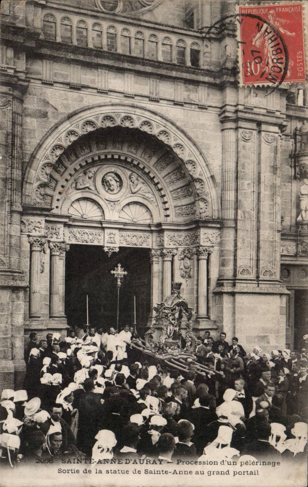 Sainte-Anne d'Auray — Procession d'un pèlerinage — Sortie de la statue de Sainte-Anne au grand portail