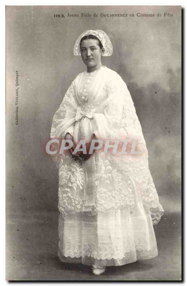 CPA Jeune fille de Douarnenez en costume de fete (folklore costume)