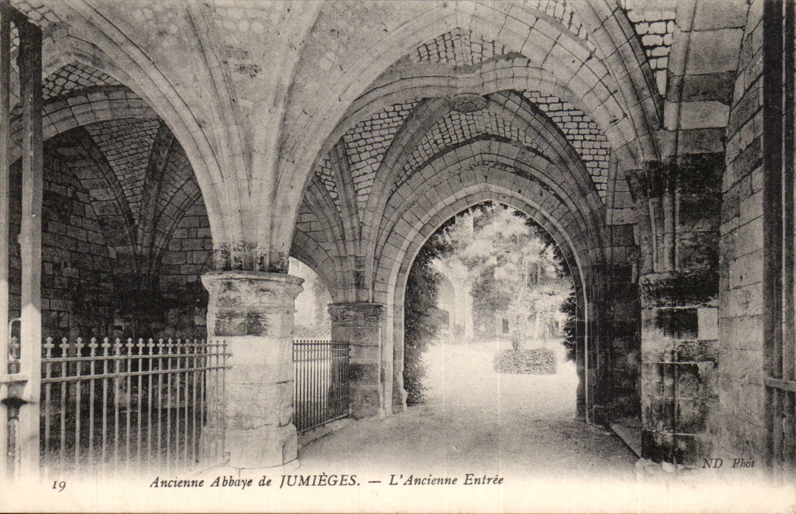 Ancienne abbaye de Jumieges CPA L'ancienn entreee