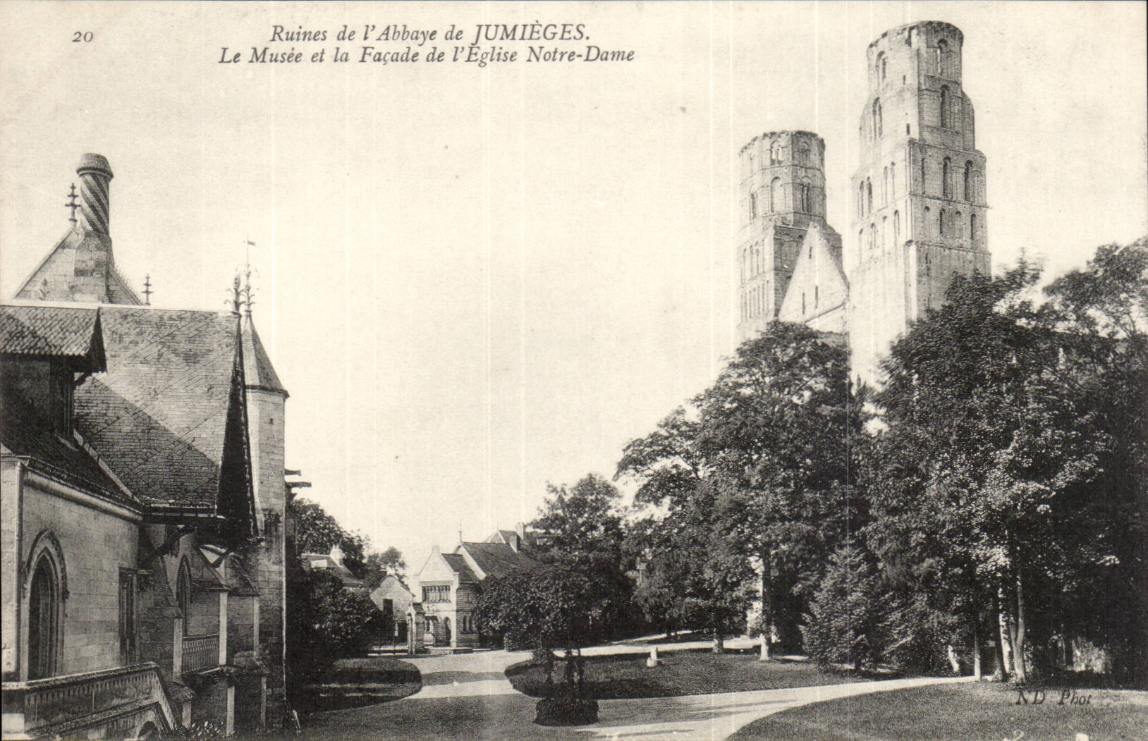 Jumieges CPA Ruines de l'abbaye de Jumieges Le musee et la facade de l'eglise Notre Dame