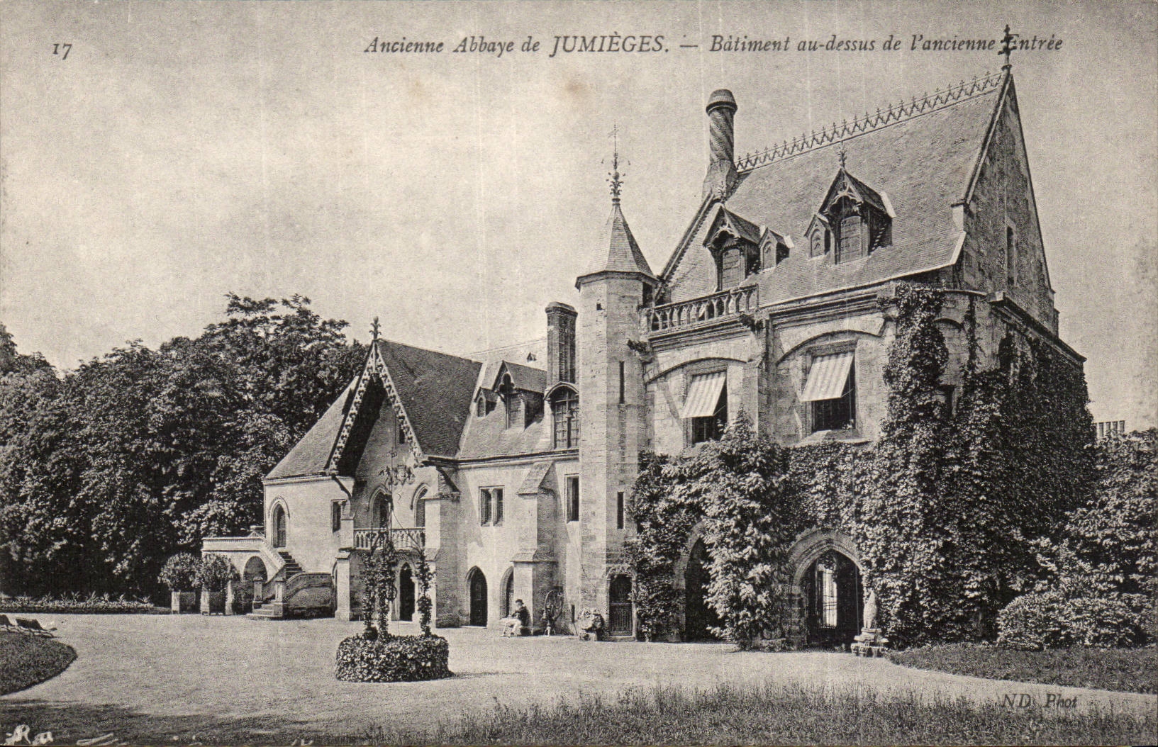 Jumieges CPA Anciennes abbaye de Jumieges Batiment au dessus de l'ancienne entree