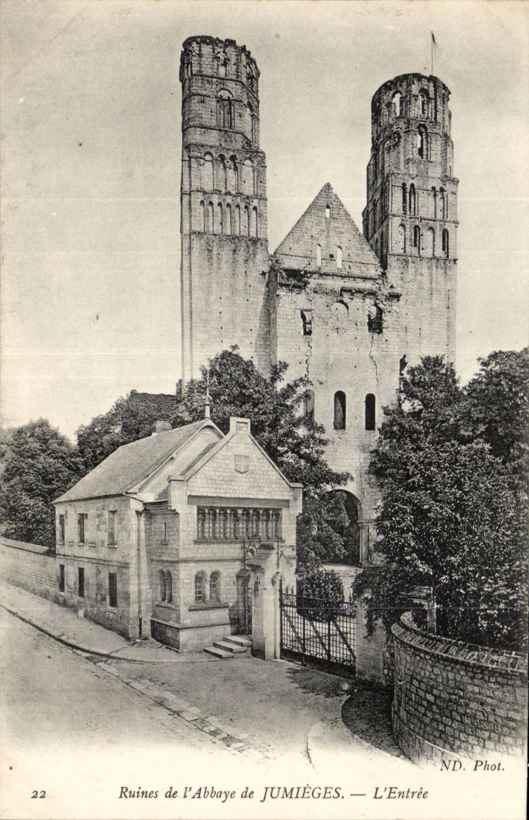 Jumieges CPA Anciennes abbaye de Jumieges L'entree