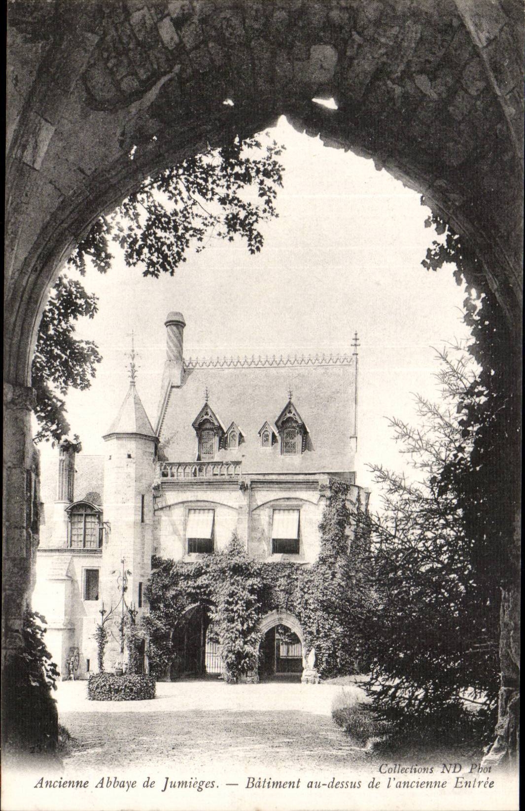 Ancienne abbaye de Jumieges CPA Batiment au dessus de l'ancienne entree