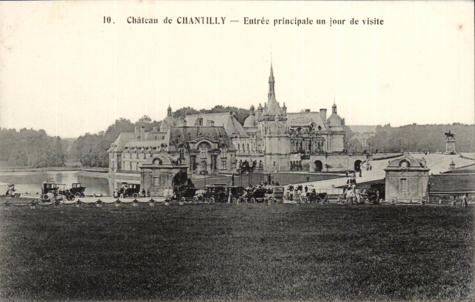 Chateau de Chantilly CPA Entree principale un jour de visite