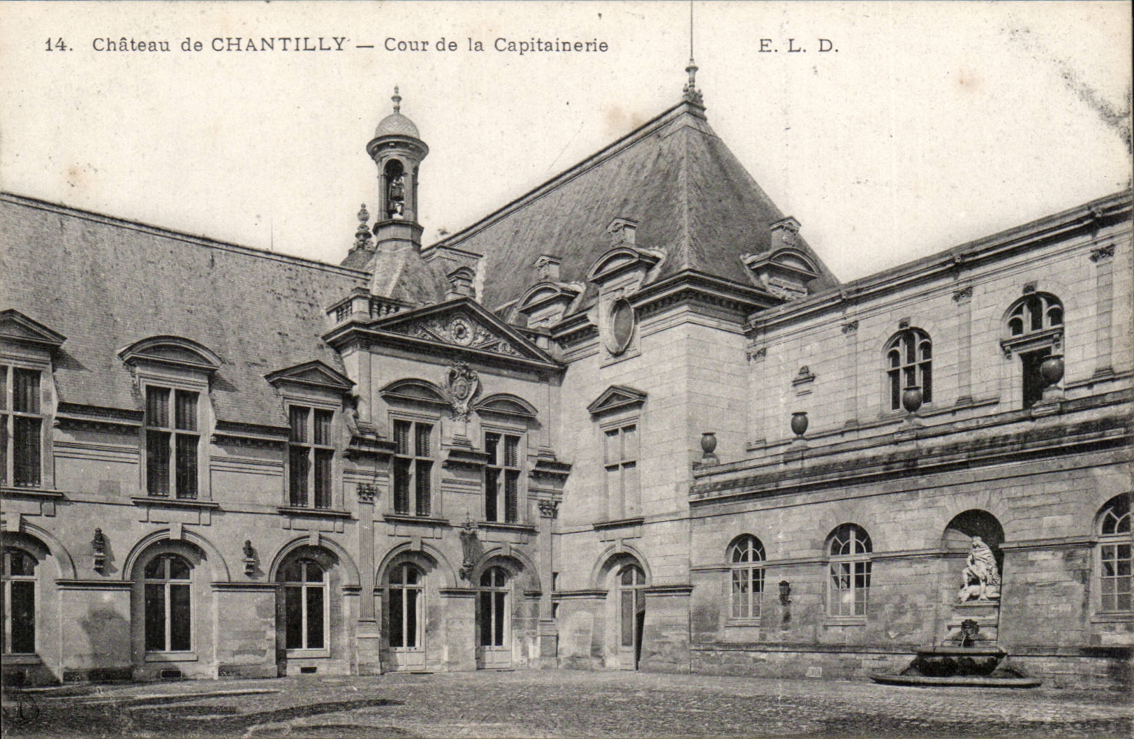 Chateau de Chantilly CPA Cour de la capitainerie