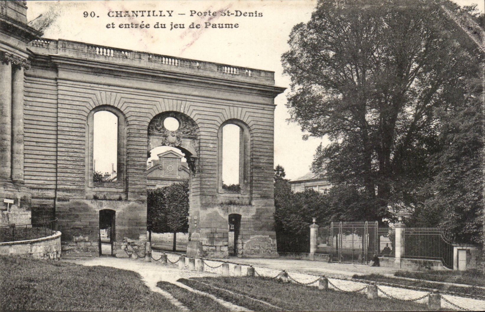 Chateau de Chantilly CPA Porte Saint Denis et entree du jeu de Paume