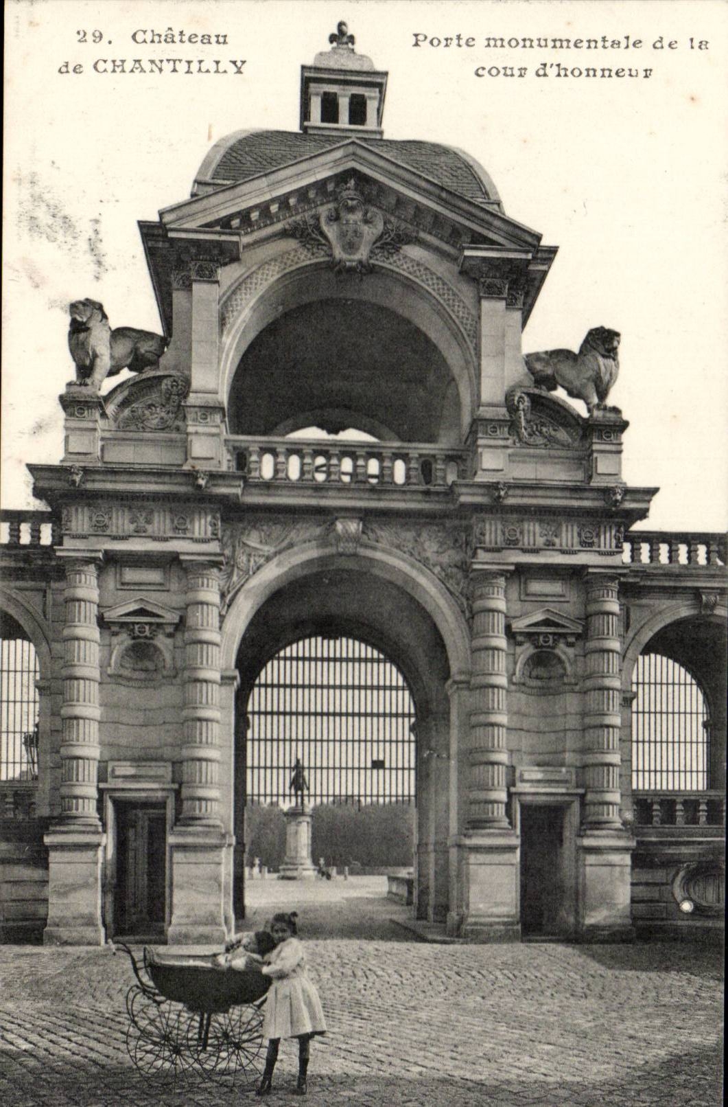 Château de Chantilly — Porte monumentale de la cour d'honneur — Iléliotypie A. Bourdier Versailles