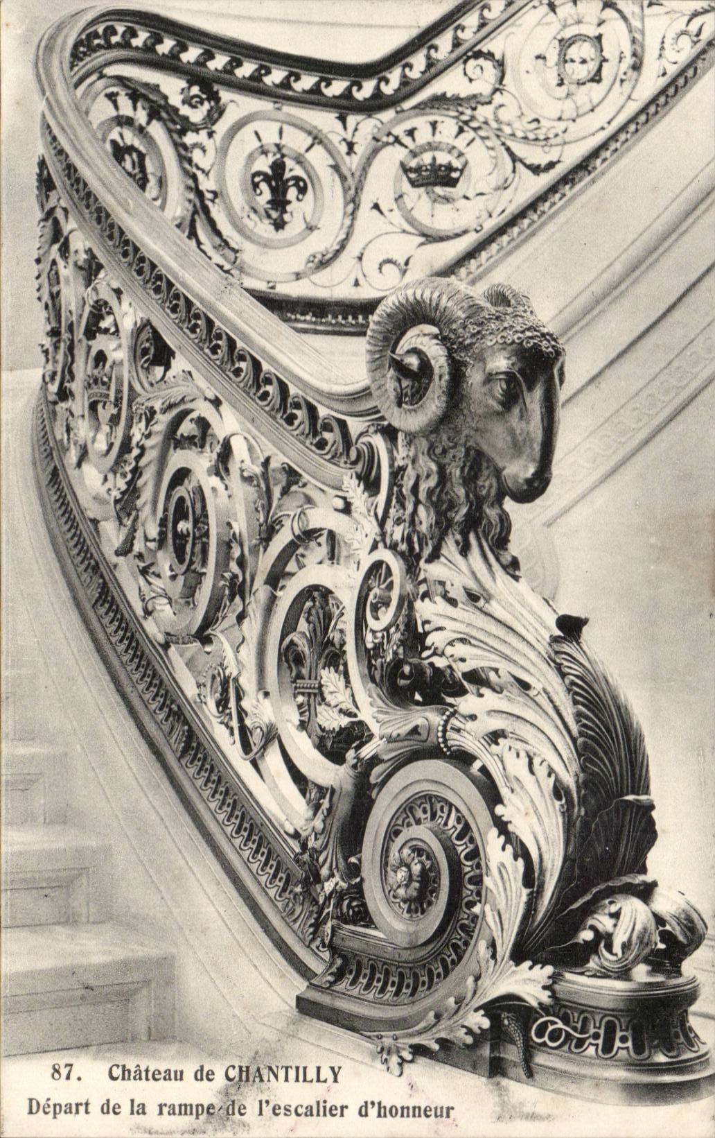 Château de Chantilly — Départ de la rampe de l'escalier d'honneur — Héliotypie A. Bourdier, Versailles