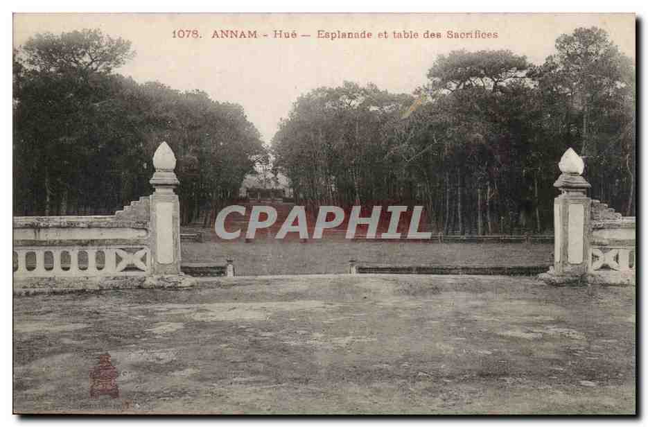 Annam Hue CPA Esplanade et table des sacrifices Indochine Indochina
