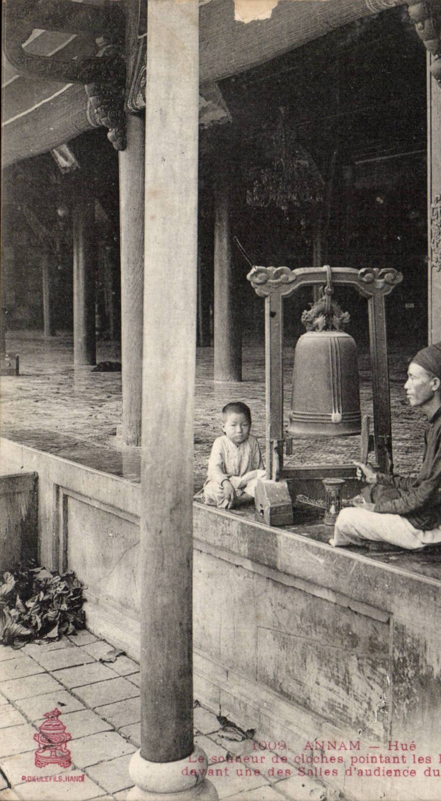 Annam Hue CPA Le sonneur de cloches pointant les heures devant une des salles d'audience du palais Indochine Indochina