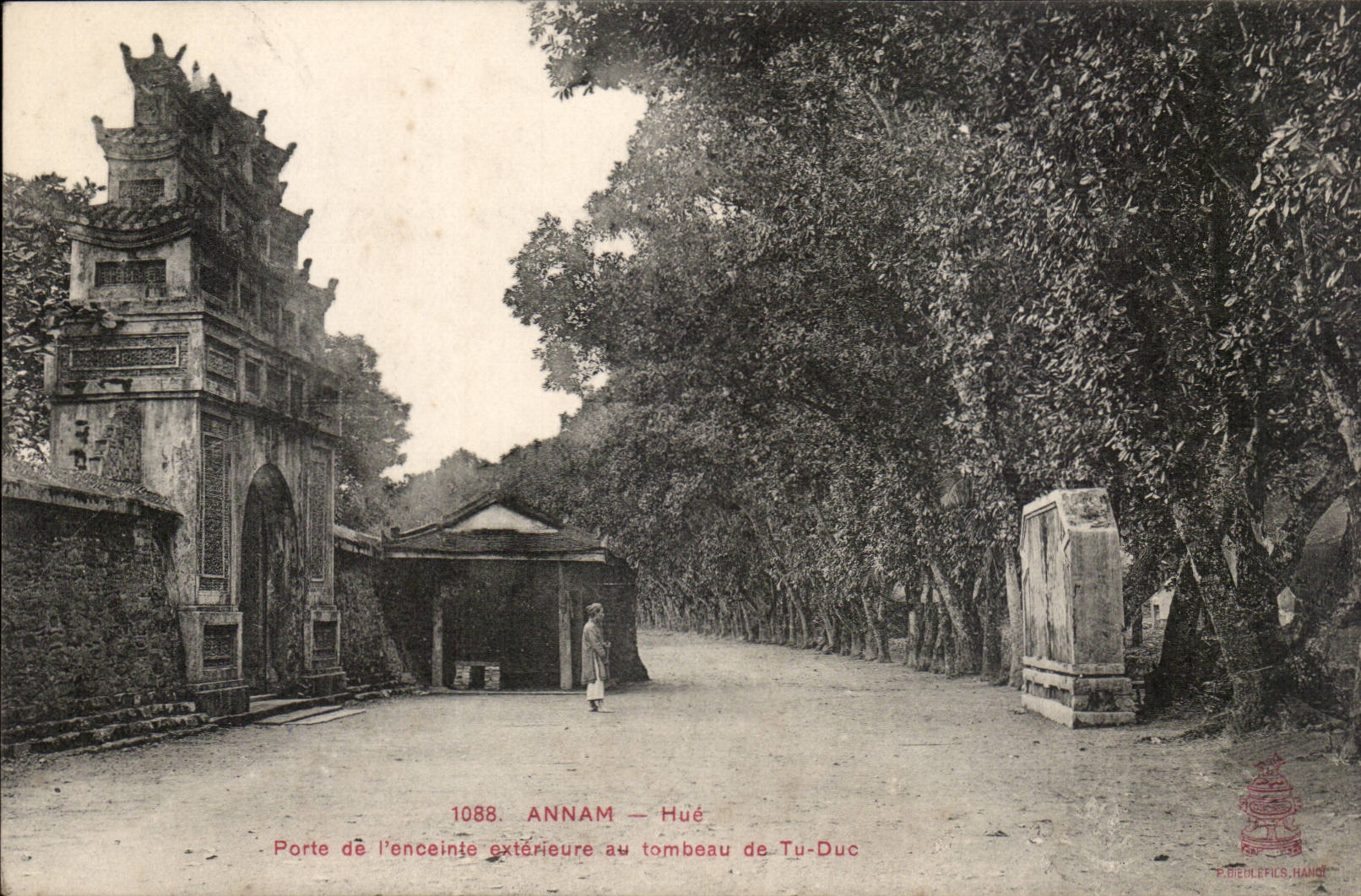 Porte de l'enceinte extérieure au tombeau de Tu-Duc — Annam — Hué