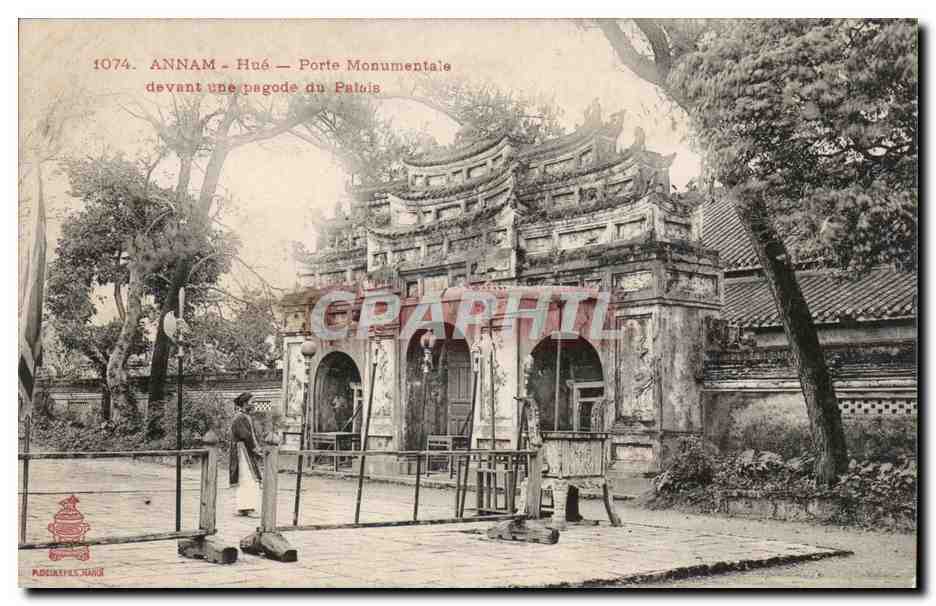 Annam Hue CPA Porte monumentale devant une pagode du Palais Indochine Indochina TOP