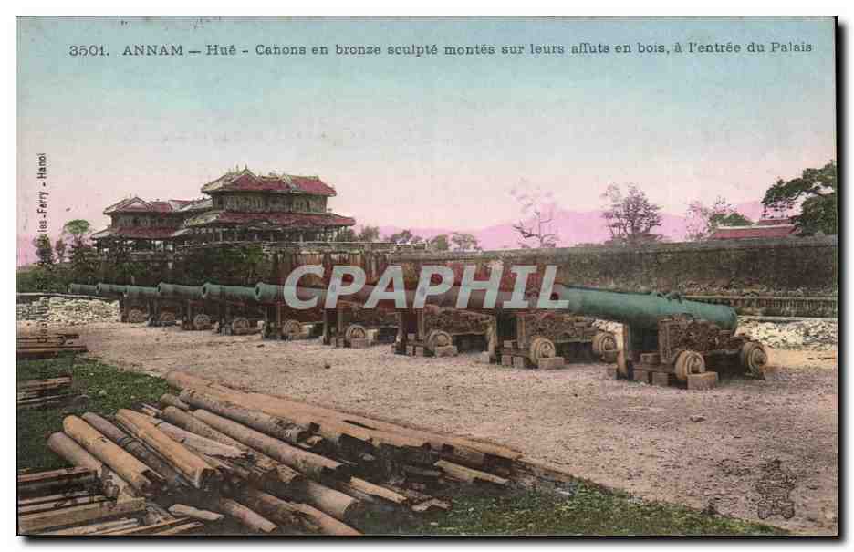 Annam Hue CPA Canons en bronze sculpte montes sur leurs affuts en bois a l'entree du palais Indochine Indochina TOP