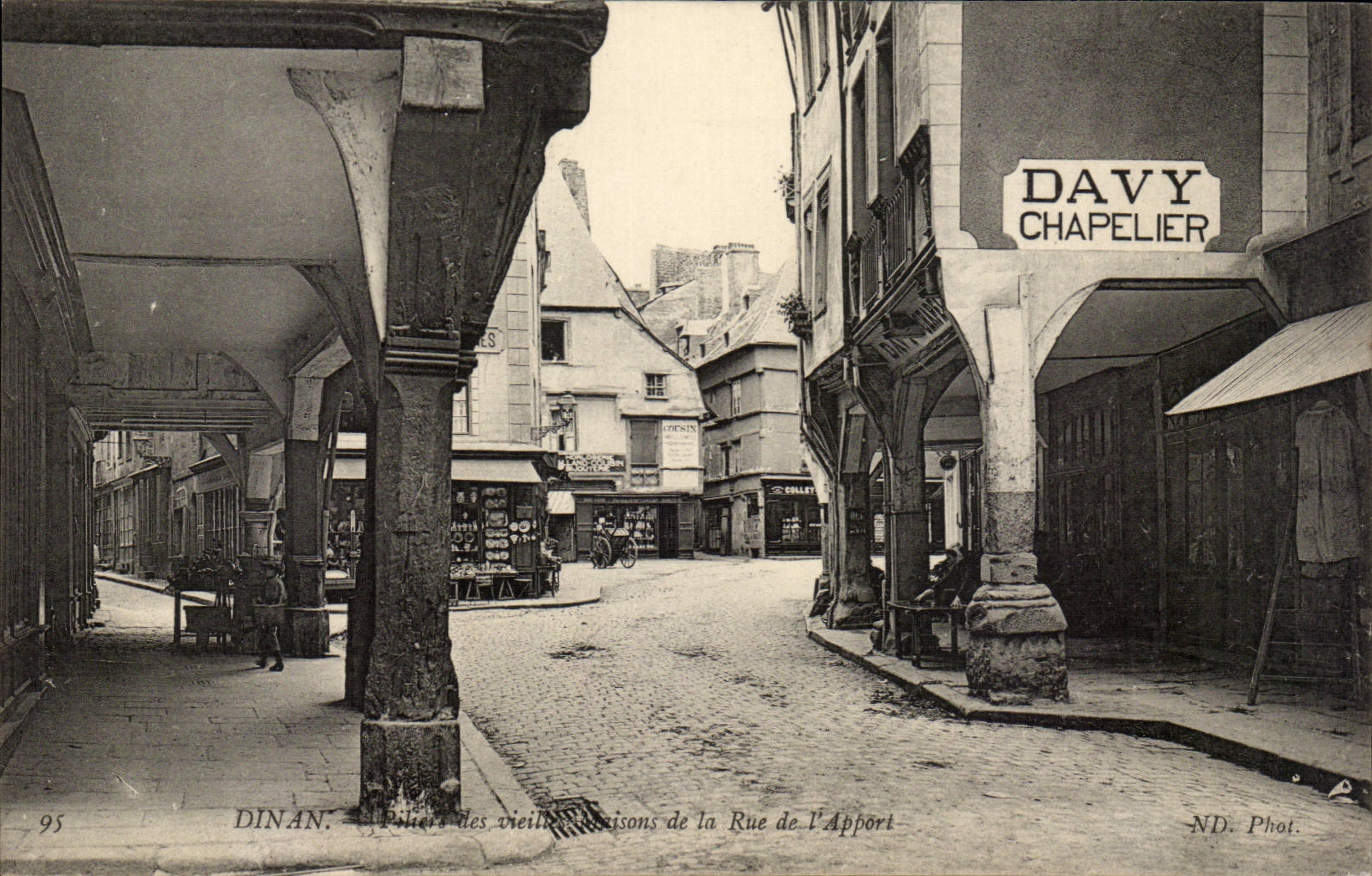 Dinan — Piliers des vieilles maisons de la Rue de l'Apport — ND. Phot.