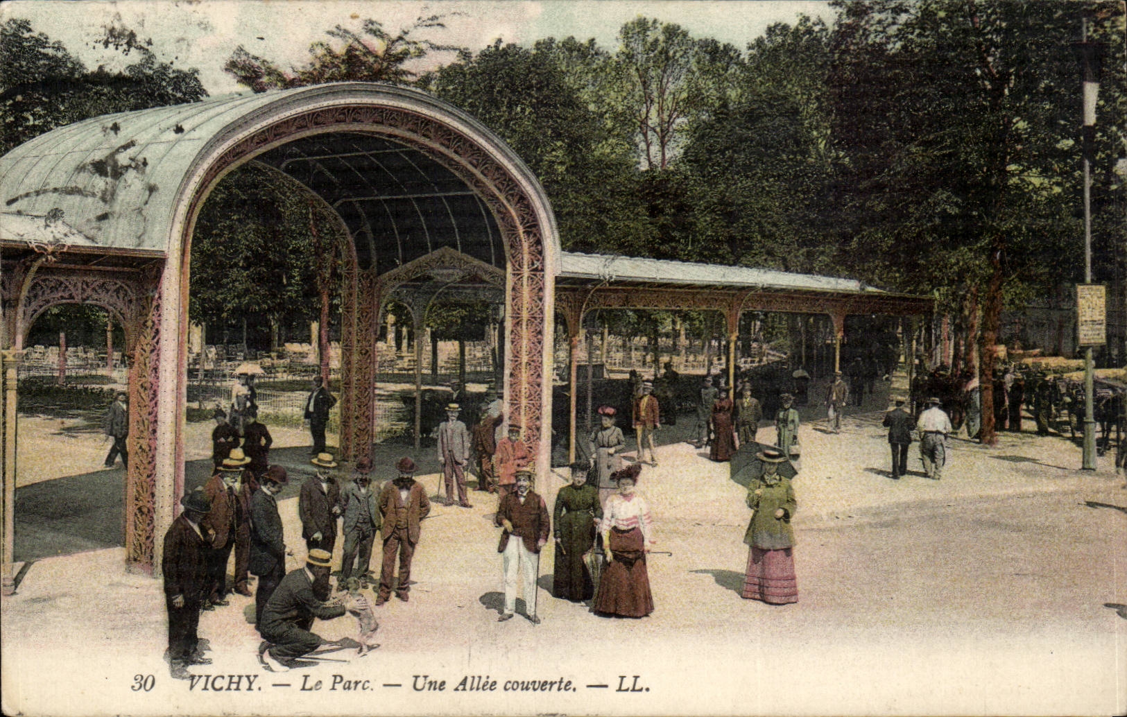 Vichy — Le Parc — Une Allée couverte — LL.