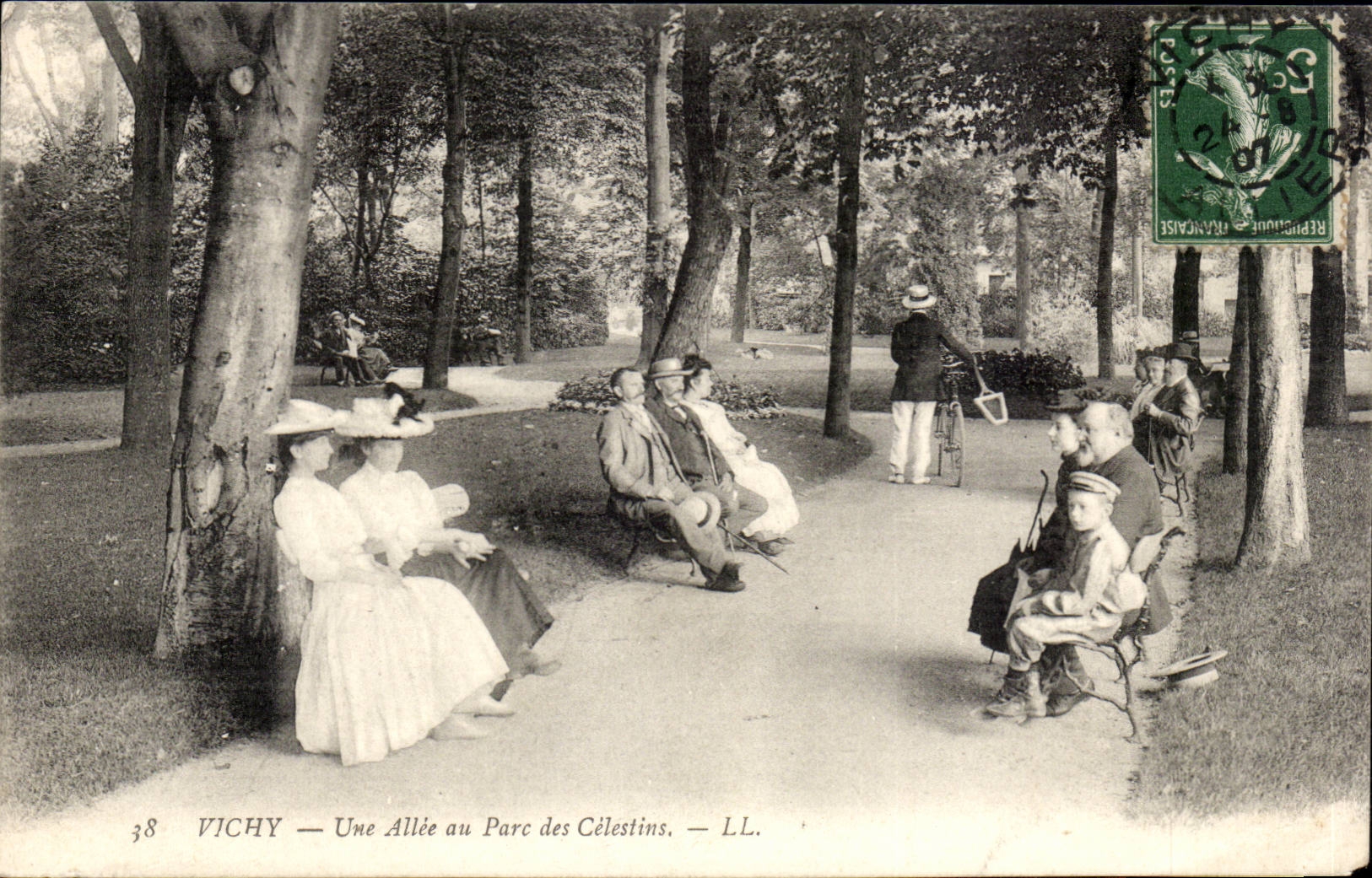 Vichy - Une Allee au Parc des Celestins - enfant - CPA 