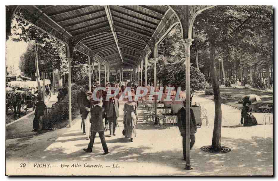 Vichy - Une Allee Couverte - CPA 