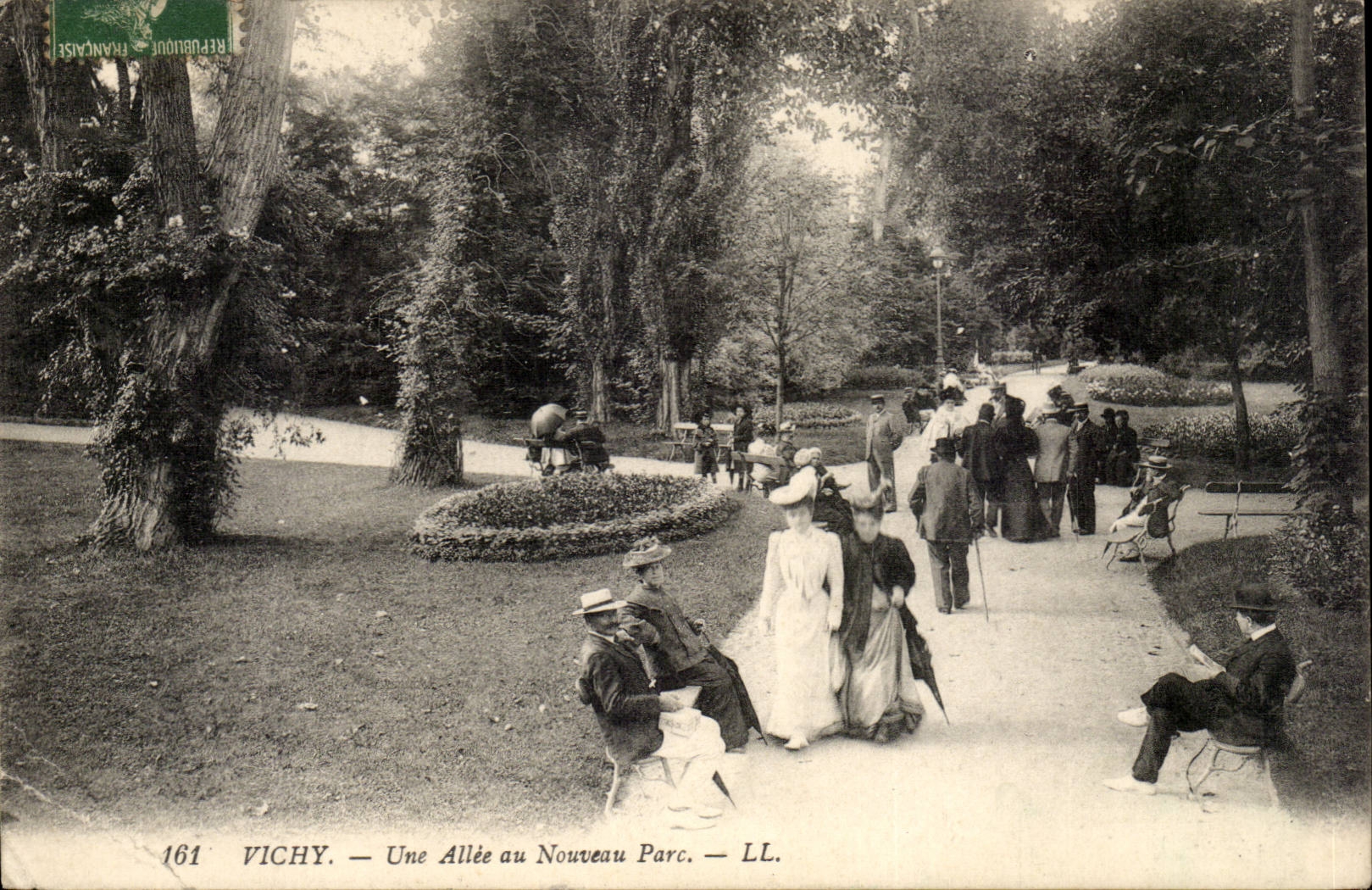 Vichy - Une Allee au Nouveau parc - CPA 