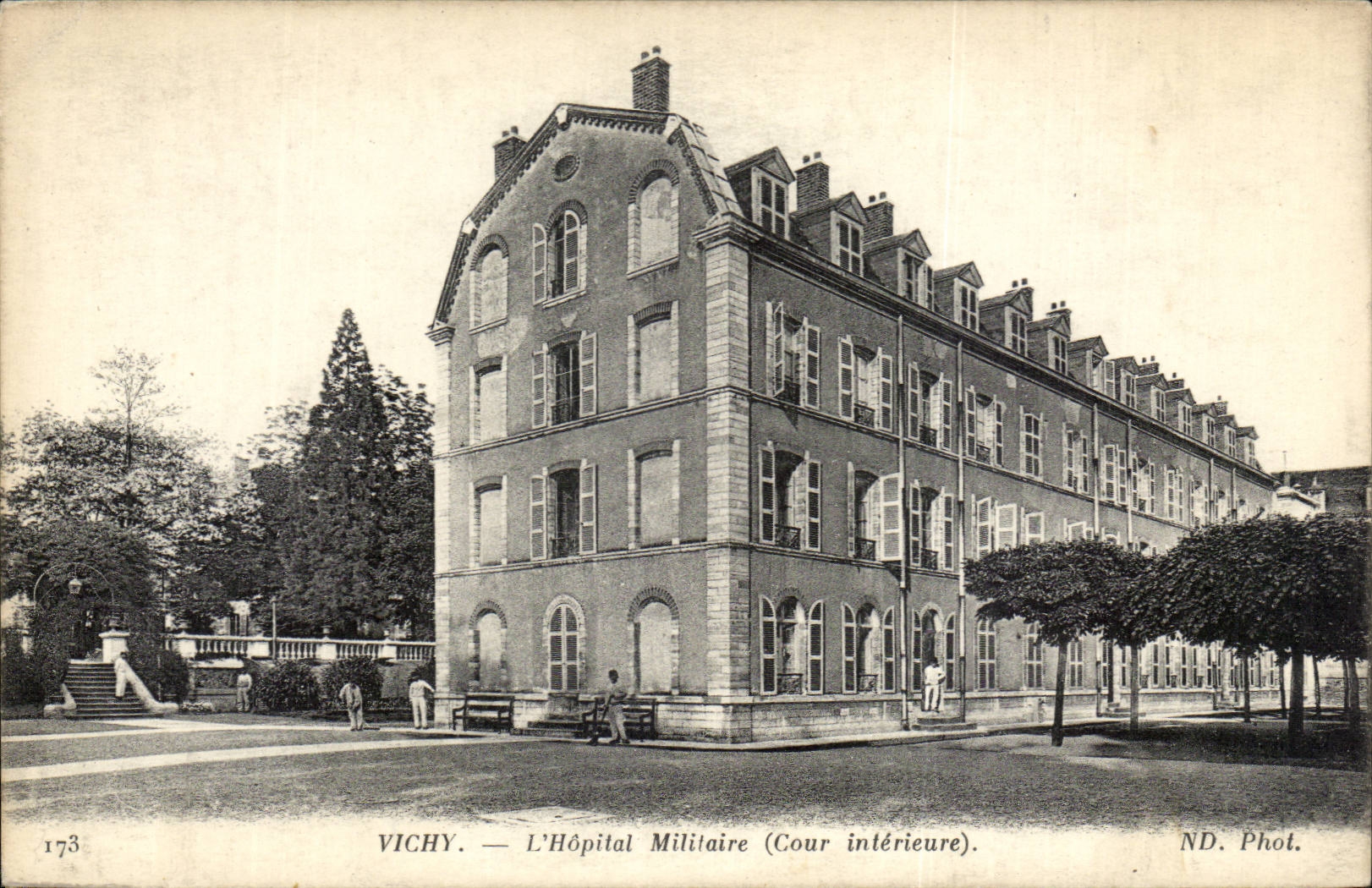 Vichy — L'Hôpital Militaire (Cour intérieure) — ND. Phot.