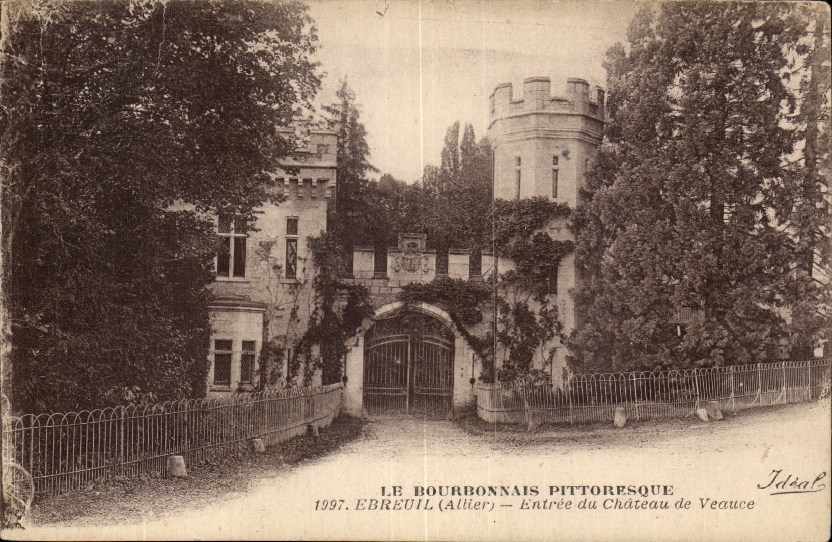 Le Bourbonnaisais - Ebreuil - Entree du Chateau de Veauce - CPA 