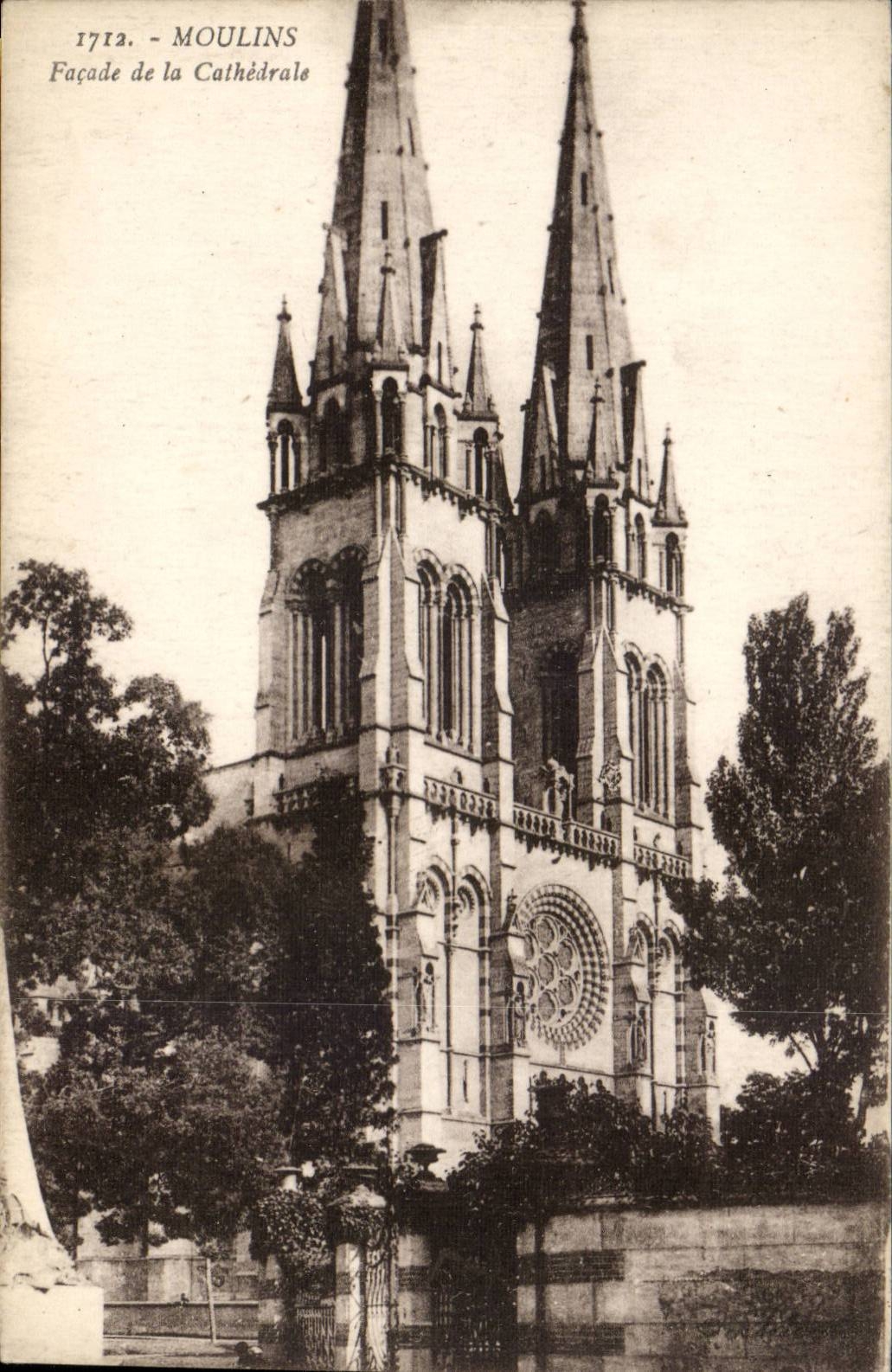 Moulins - Facade de la Cathedrale - CPA 