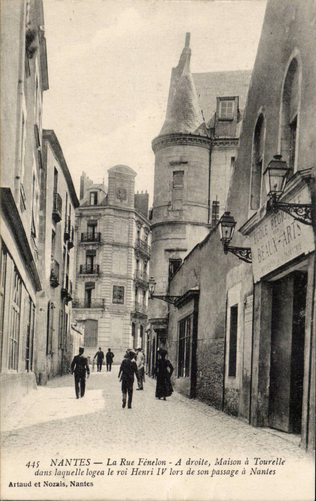 Nantes - La Rue Fenelon A droite Maison a Tourelle dans laquelle logea le roi Henri IV - CPA 