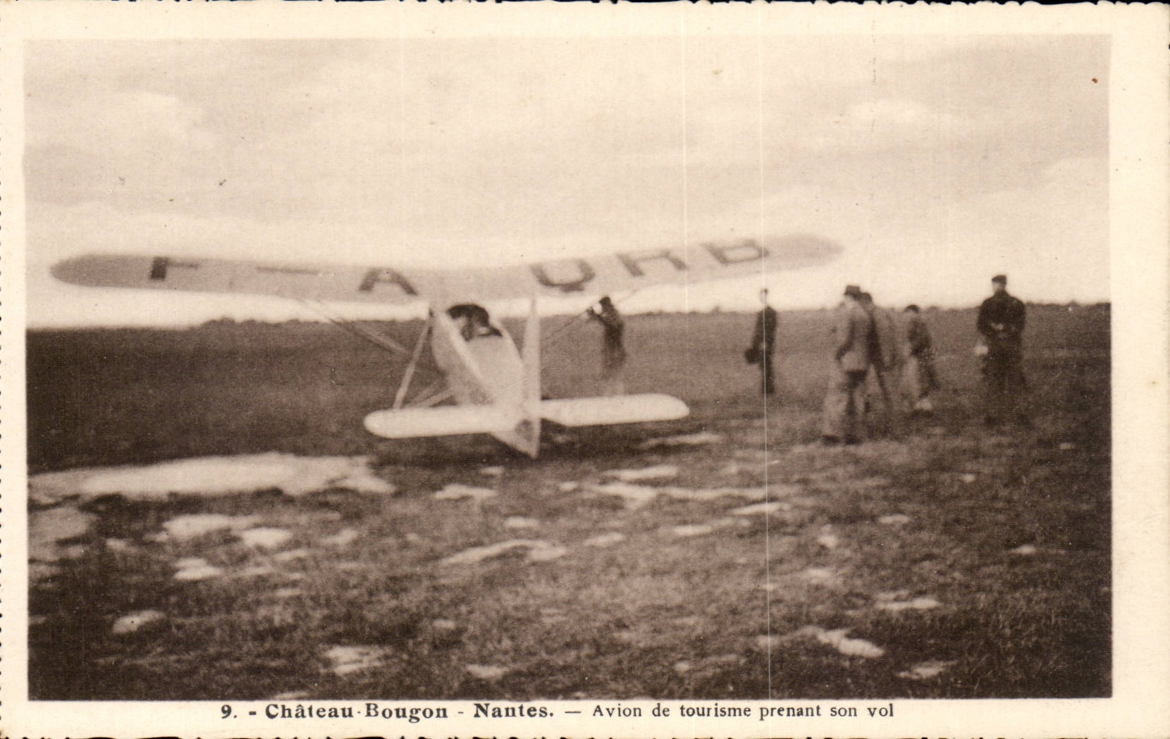 Castello-Bougon - Nantes — Aereo turistico che prende il volo — J. Nuzais, editore - 18, Avenue du Coteau - Nantes