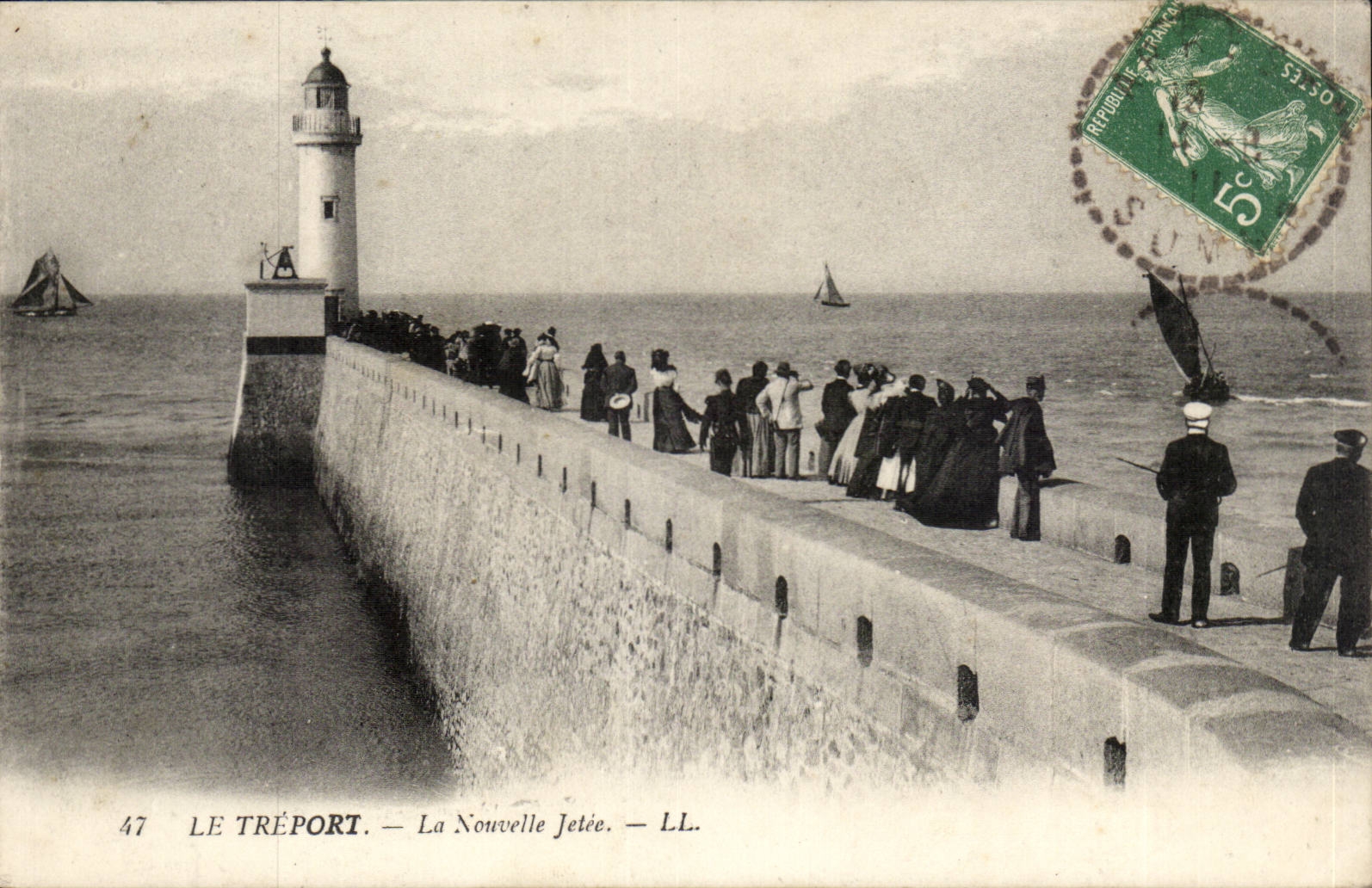 Le Treport CPA La nouvelle jete (lighthouse)