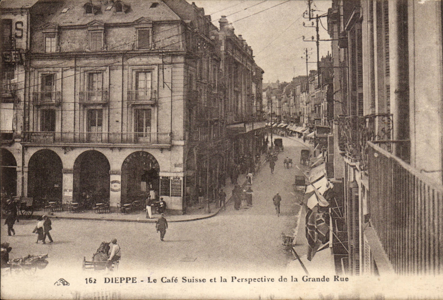 Dieppe CPA Le cafe suisse et la perspective de la grande rue
