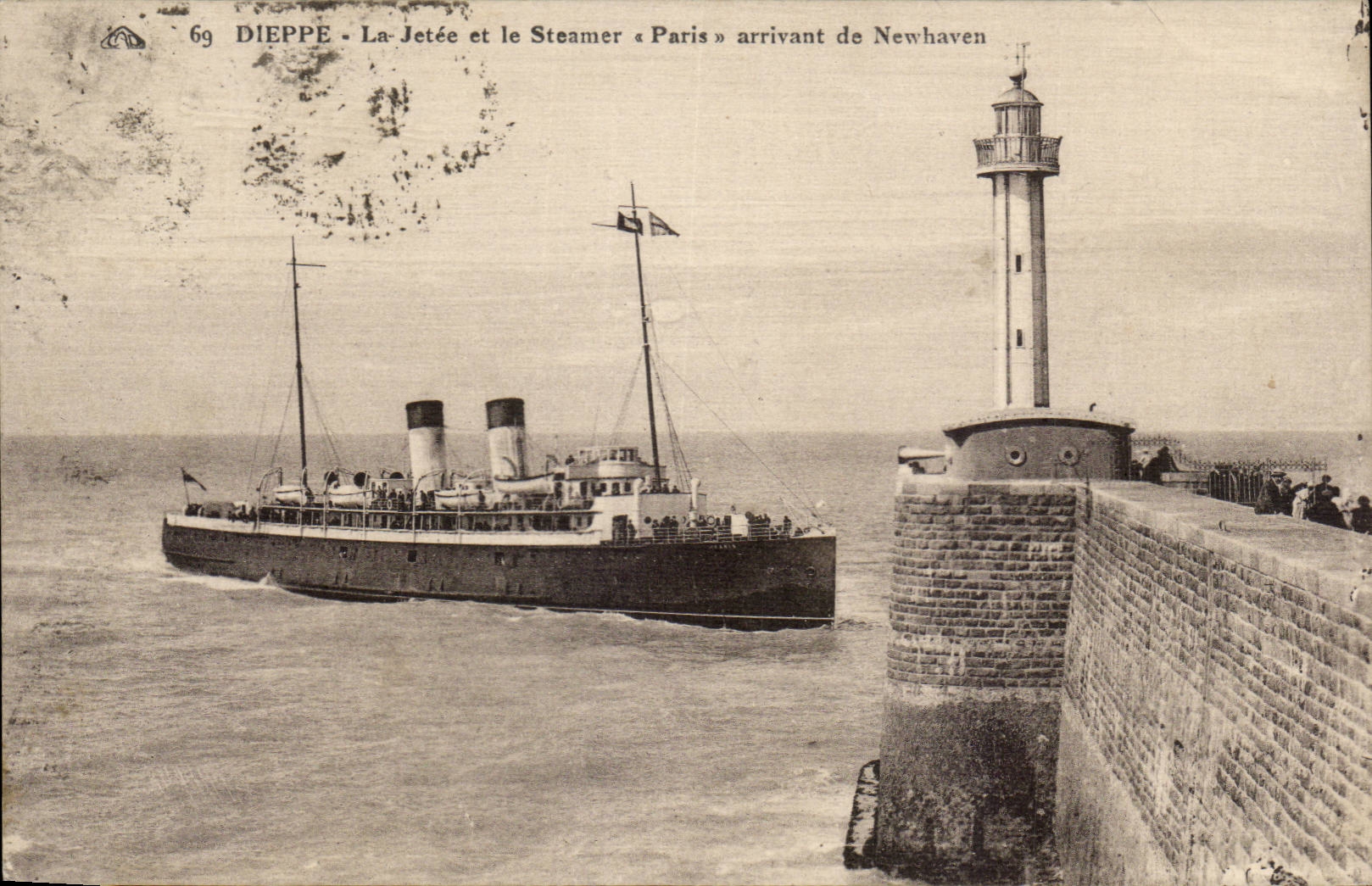 Dieppe CPA la jetee et le steamer Paris arrivant de Newhaven