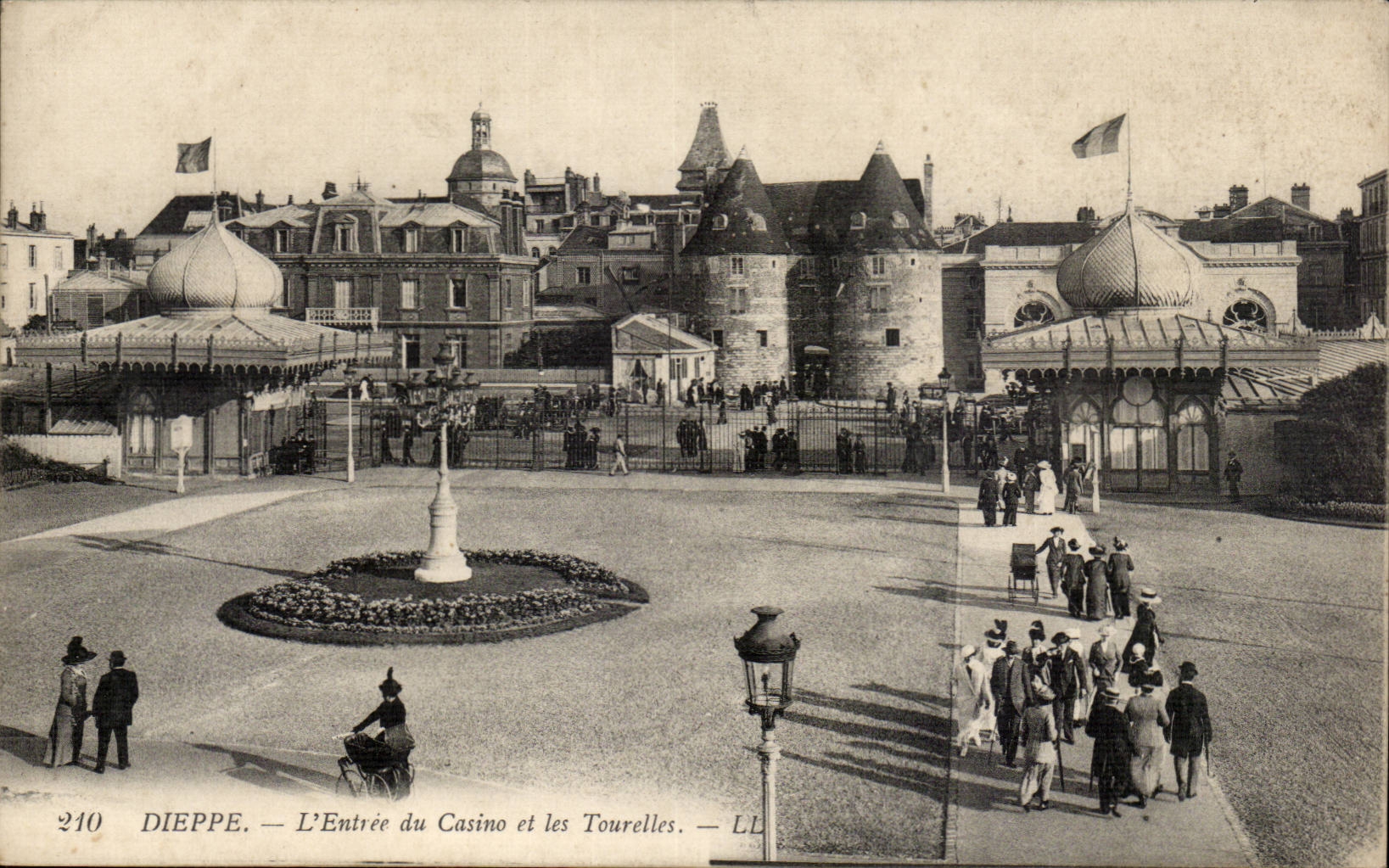 Dieppe cPA L'entree du casino et les Tourelles