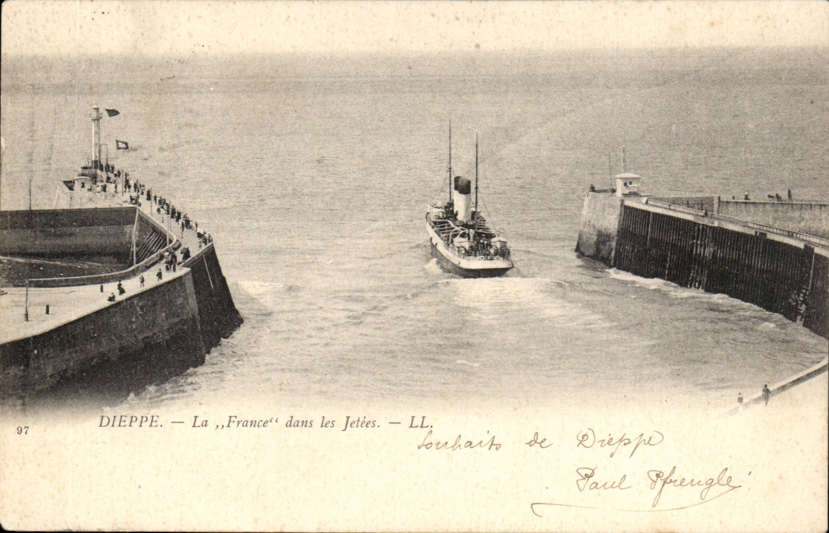 Dieppe CPA La France dans les jetees