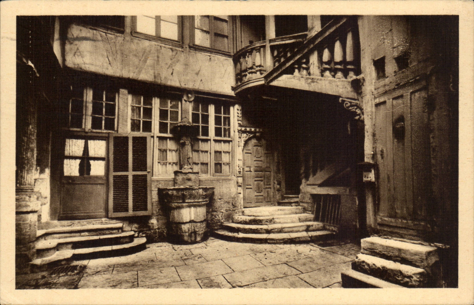 Rouen CPA Cour interieure du 16eme Rue du petit salut