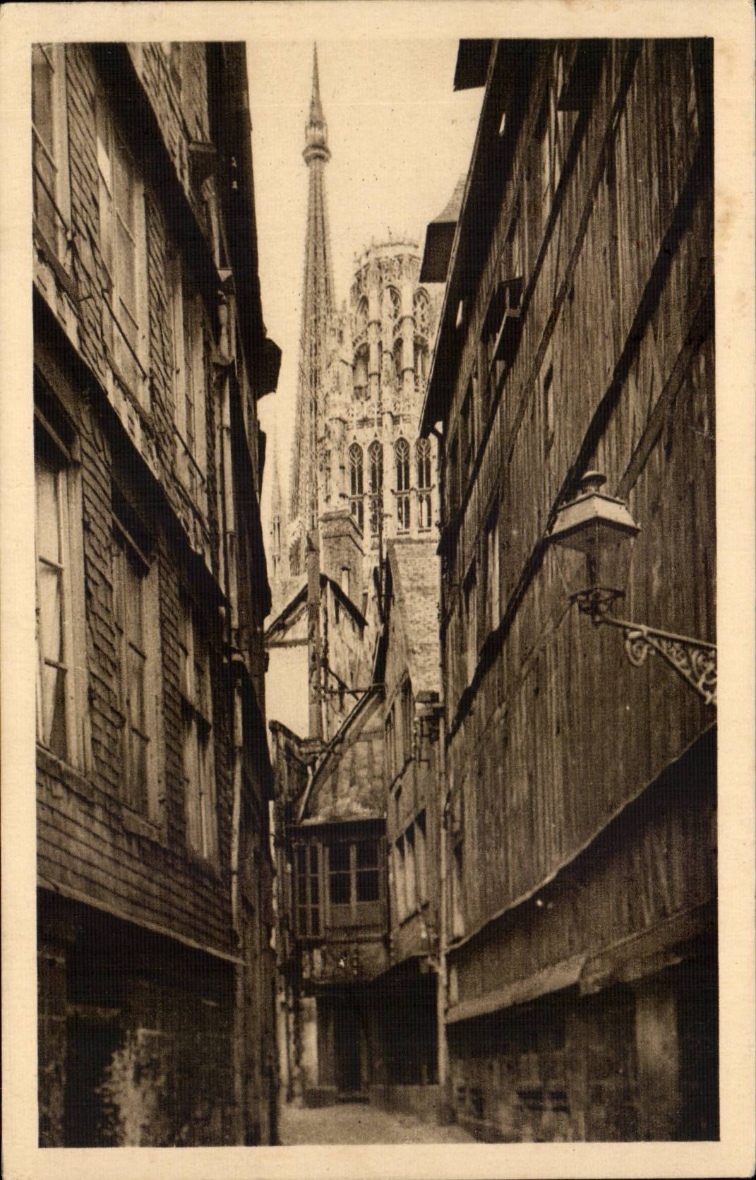 Rouen CPA Vieille rue Au fond la cathedrale
