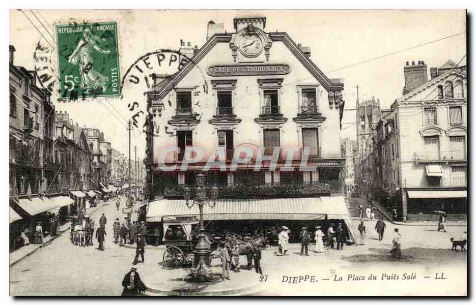 Dieppe CPA La place du puits sale (cafe des tribunauxa