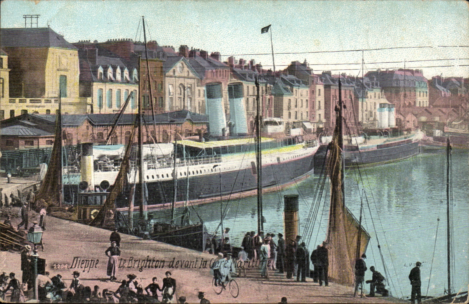 Dieppe CPA Le BRighton devant la gare maritime