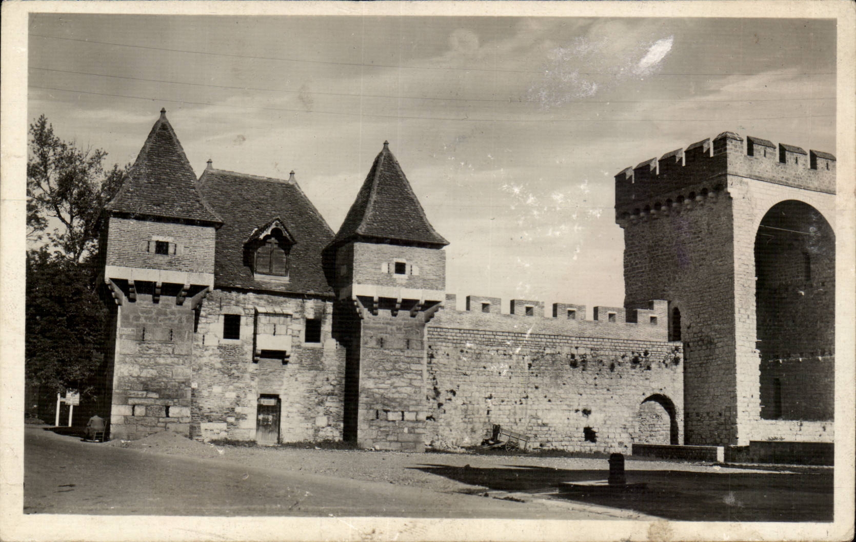 CAhors CPA la barbacane (ancien corps de garde) et la tour des Pendus