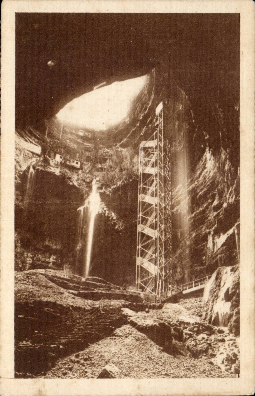 Grotte de la Source — Innenansicht mit Wasserfall und Metallleiter — Verlag unbekannt