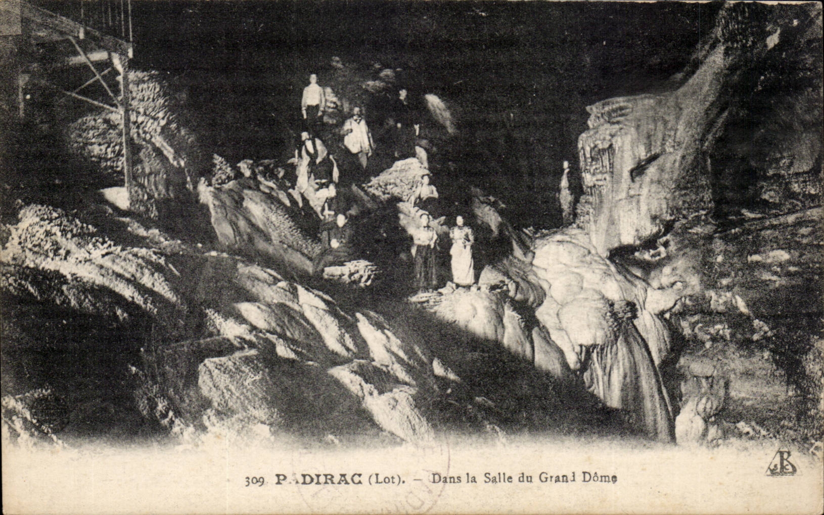 P. DIRAC (Lot) — Dans la Salle du Grand Dôme — Édition de la Librairie Baudel, St-Céré (Lot)