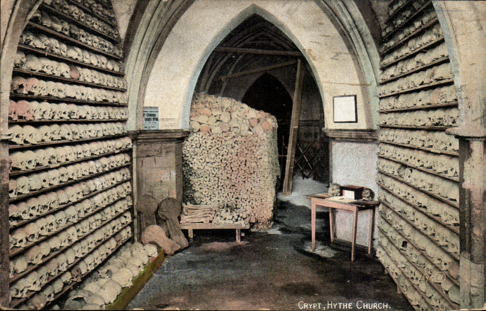 Grande Bretagne CPA Crypt Huthe church (squelette skeleton)
