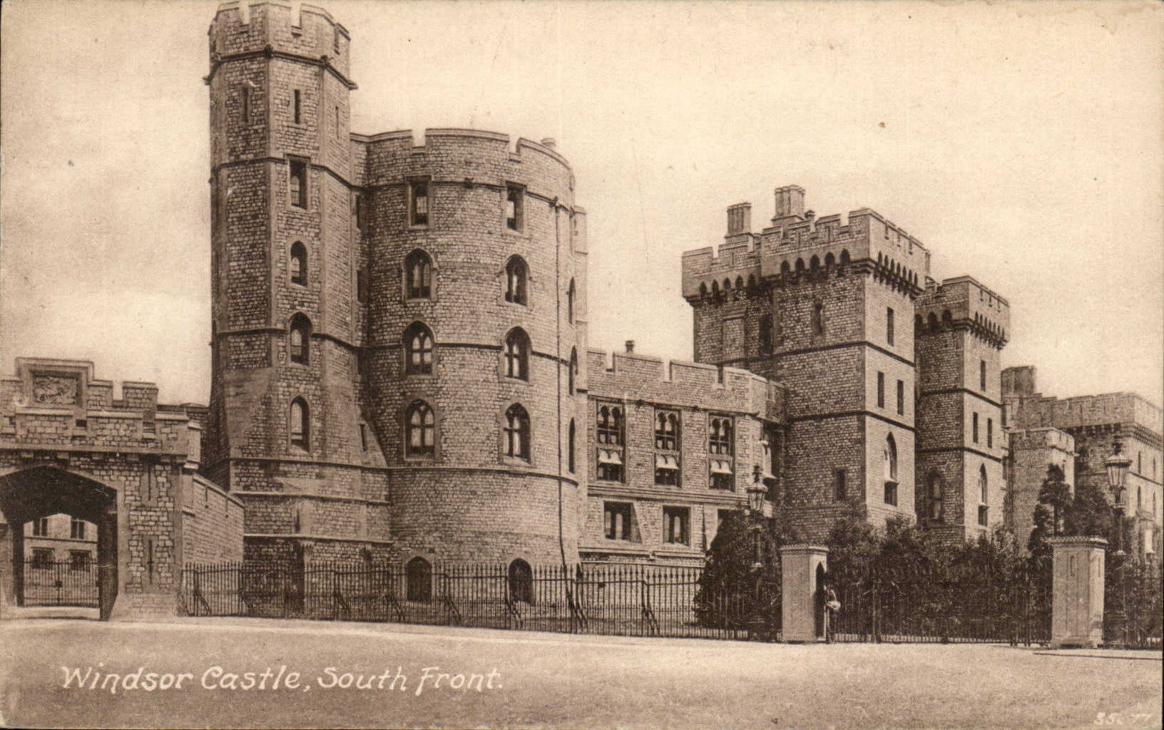 Grande Bretagne Great BRitain CPM Windsor Castle South front