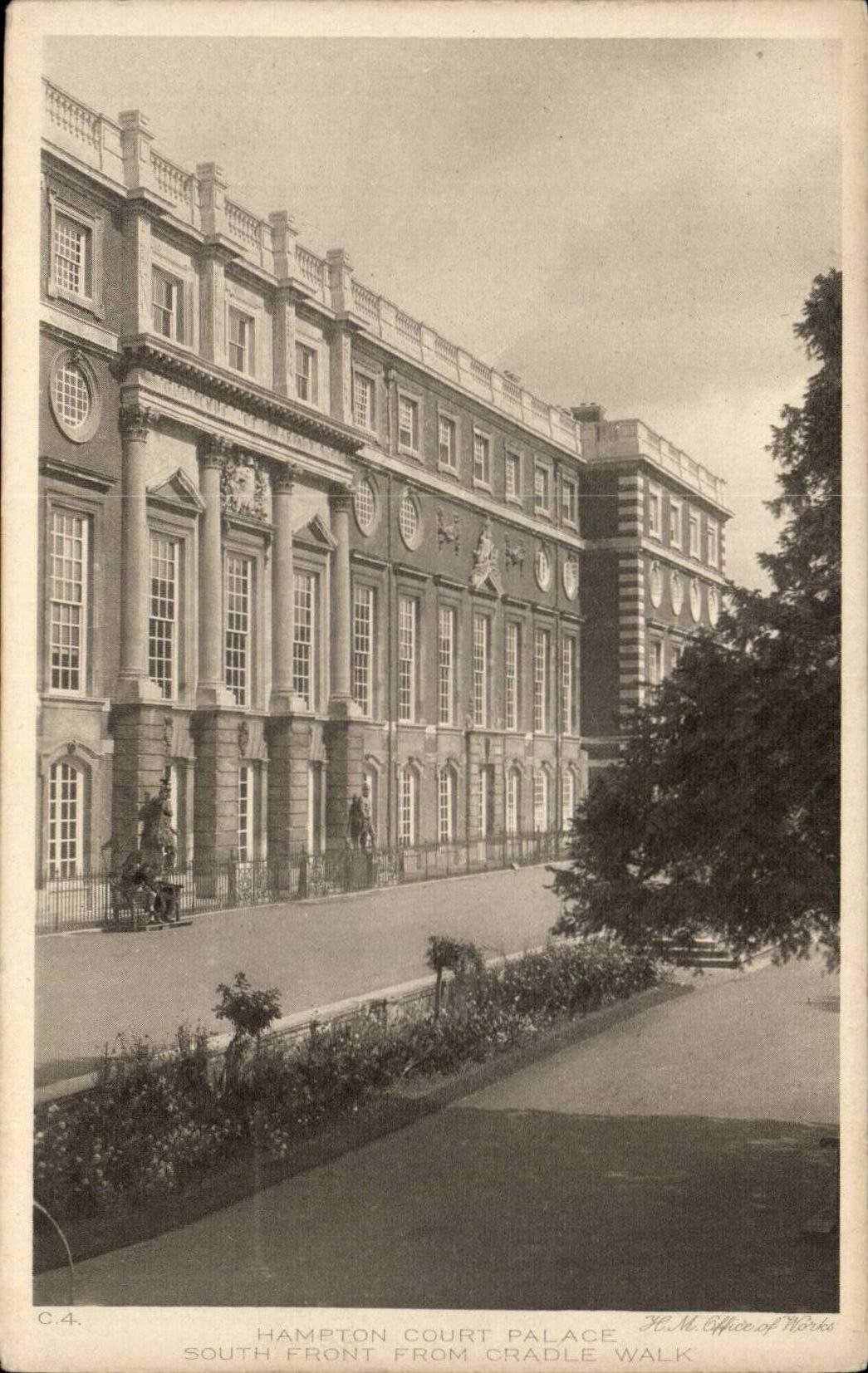 Grande Bretagne Grande Bretagne CPA Hampton court palace South front from Cradle walk