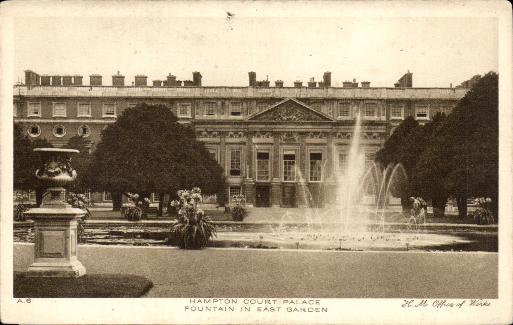 Grande Bretagne Great Britain Hampton Court Palace CPA Fountain in East garden
